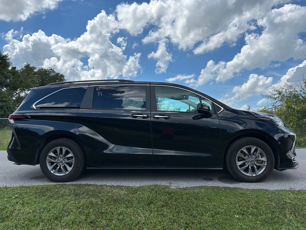 Thumbnail: 2024 Toyota Sienna - 6