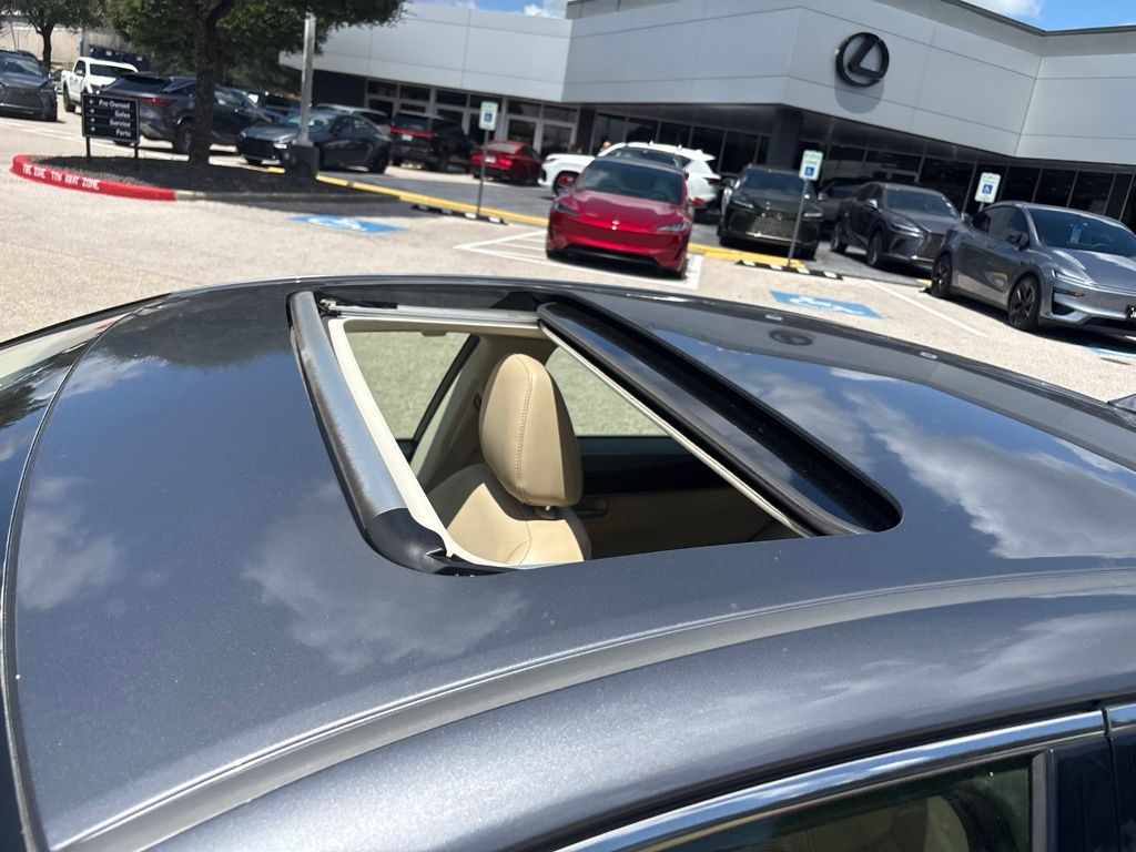 Thumbnail: 2015 Lexus ES - 10