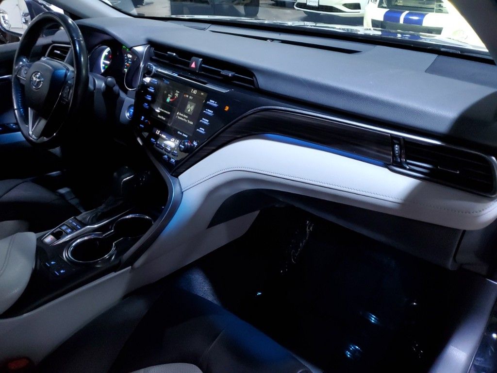 2019 Toyota Camry Hybrid XLE 16