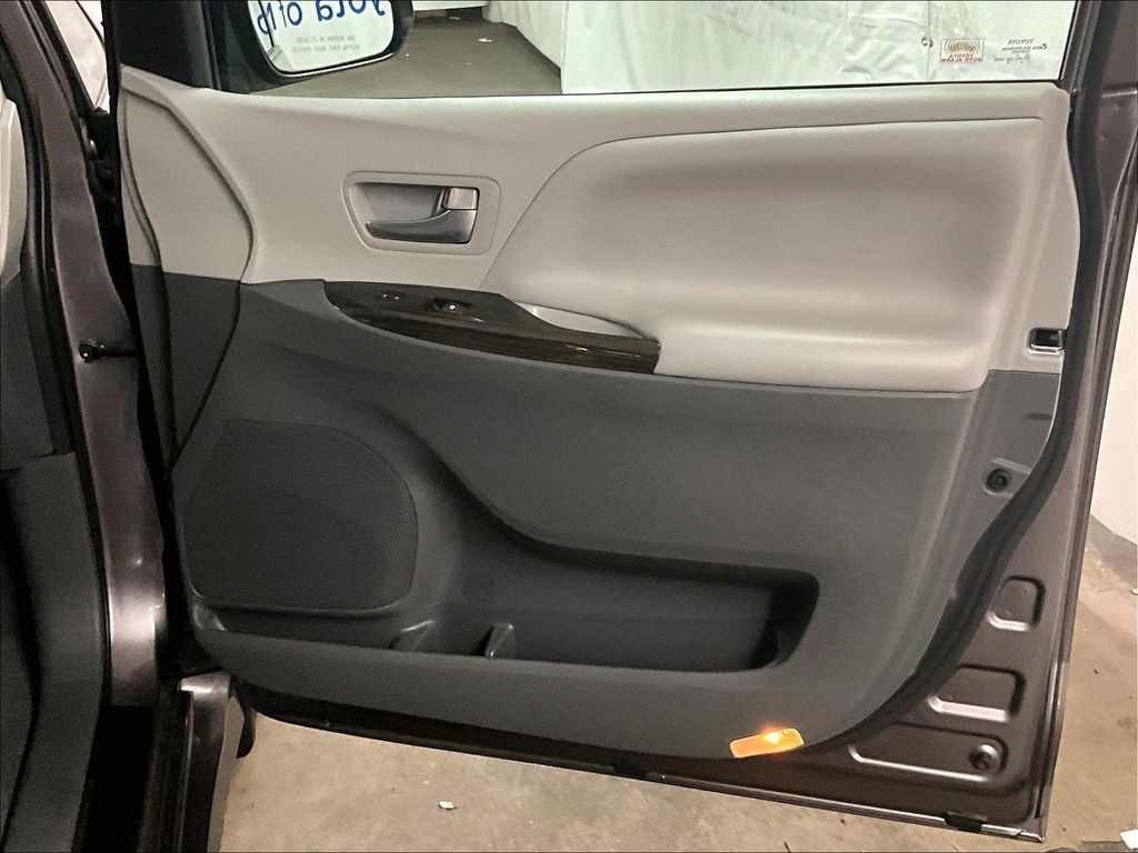 2020 Toyota Sienna — photo 12