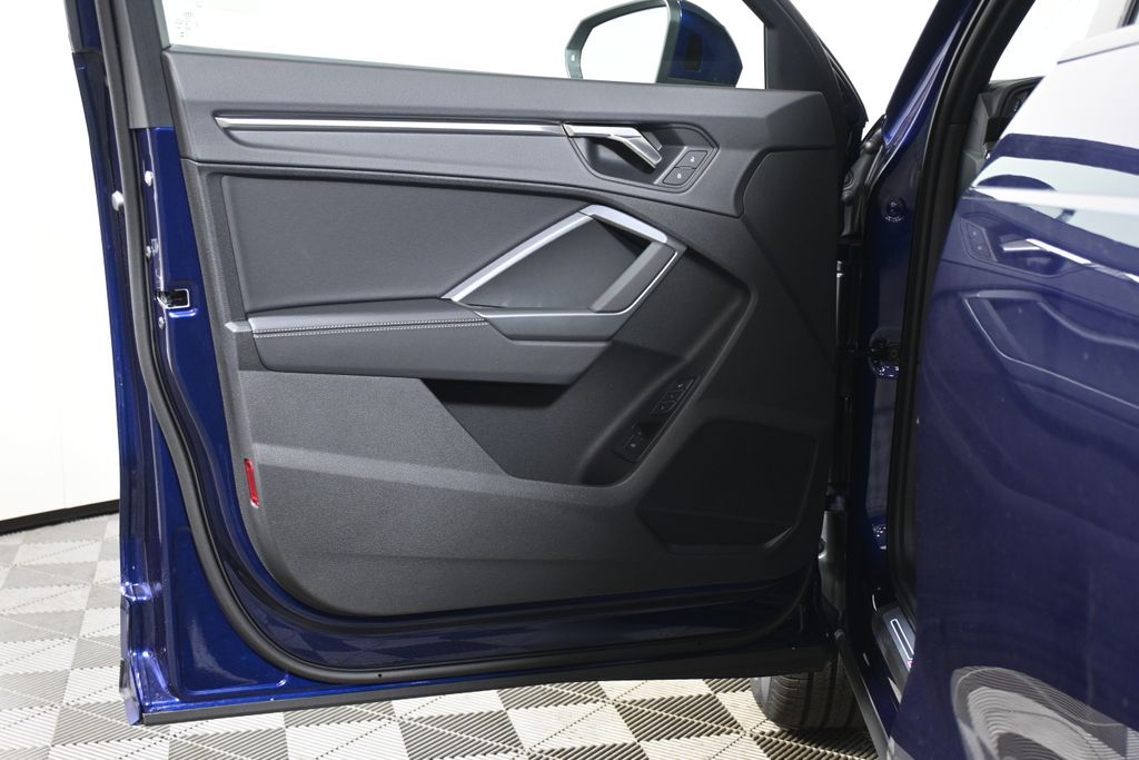 Thumbnail: 2025 Audi Q3 - 23