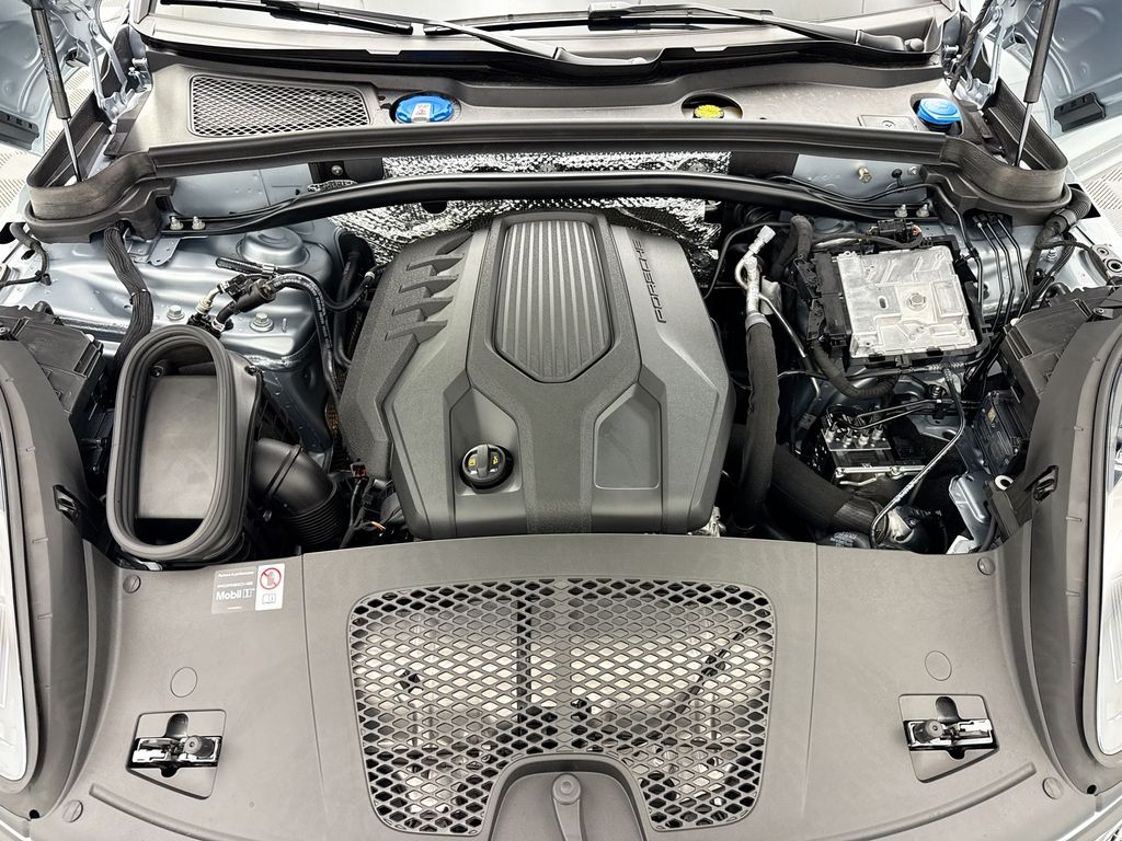 Thumbnail: 2026 Porsche Macan - 30