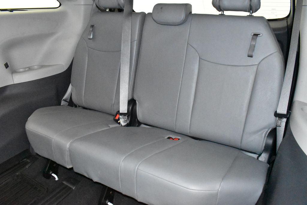 Thumbnail: 2021 Toyota Sienna - 9