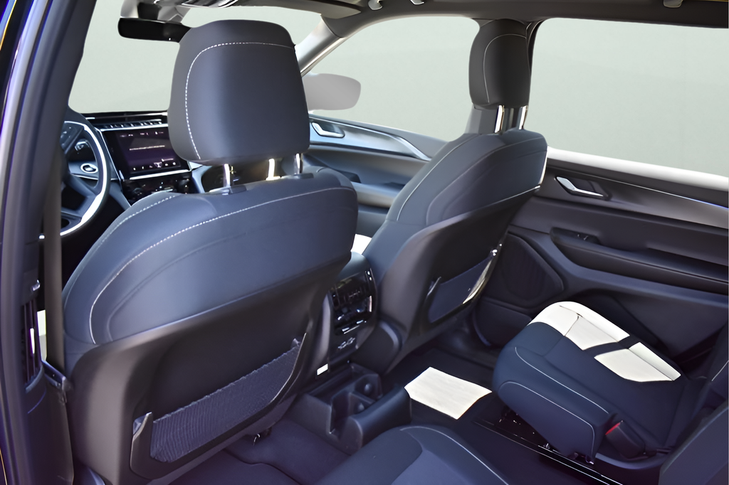 New Car 2025 Jeep Grand Cherokee L  Laredo For Sale In Austin, Texas