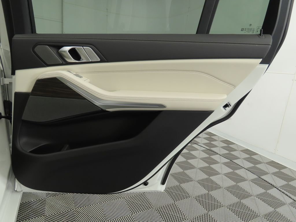 Thumbnail: 2026 BMW X7 - 29