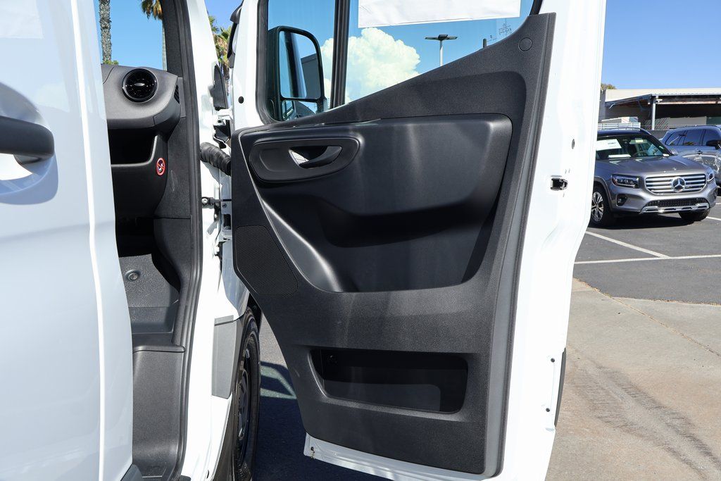 Thumbnail: 2025 Mercedes-Benz Sprinter - 7