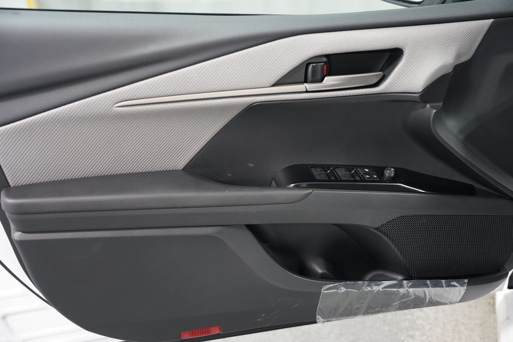 2025 Toyota Camry SE 31