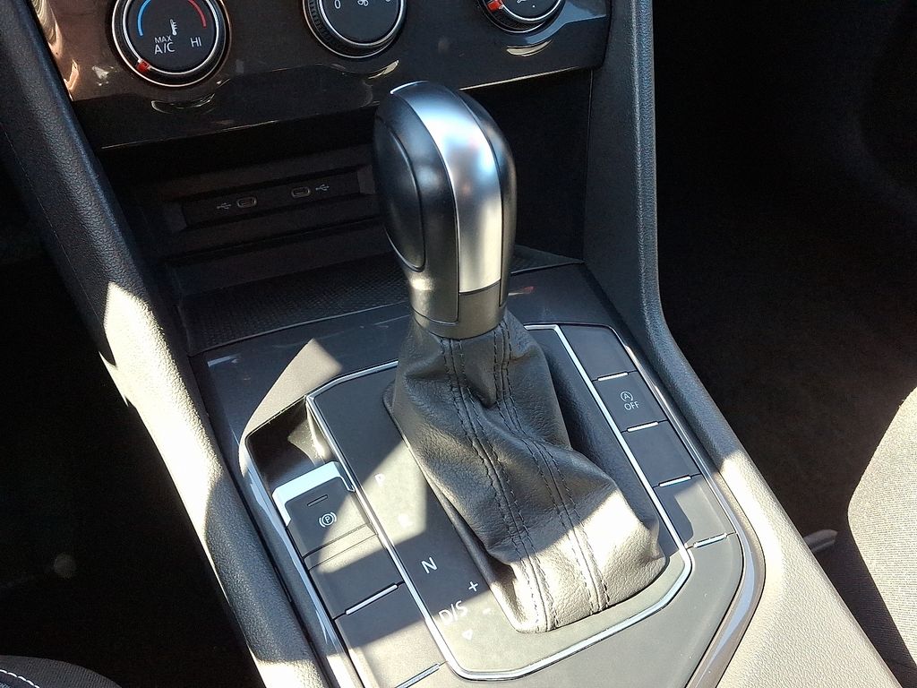 Thumbnail: 2021 Volkswagen Tiguan - 15