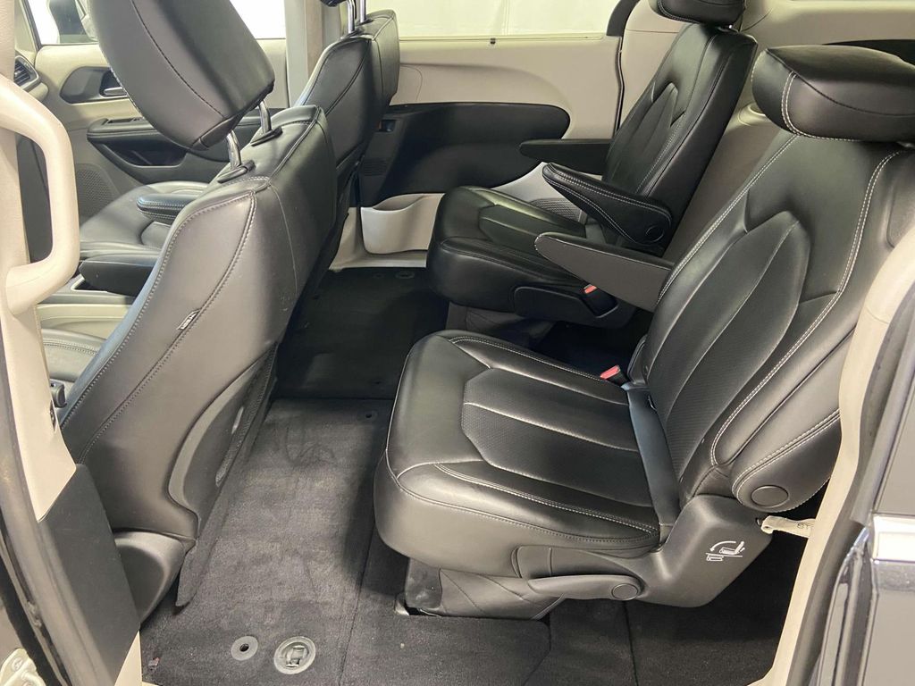 2023 Chrysler Pacifica Touring L photo 8
