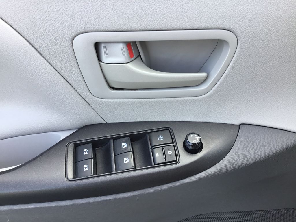 Thumbnail: 2020 Toyota Sienna - 19
