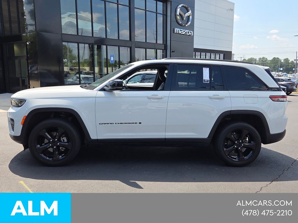 Used 2023 White Jeep Altitude image 5