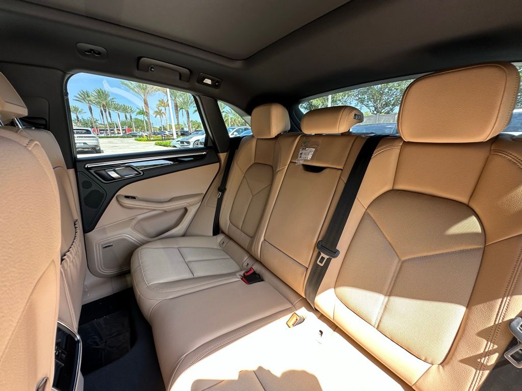 2025 Porsche Macan  27