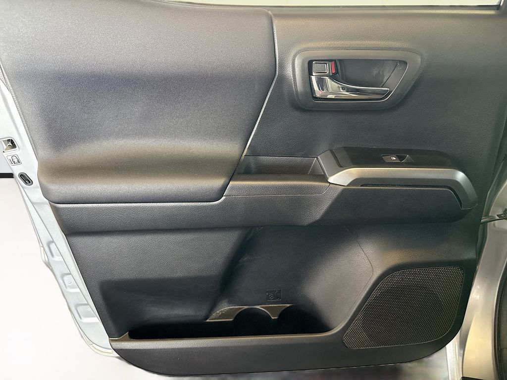Thumbnail: 2019 Toyota Tacoma - 25