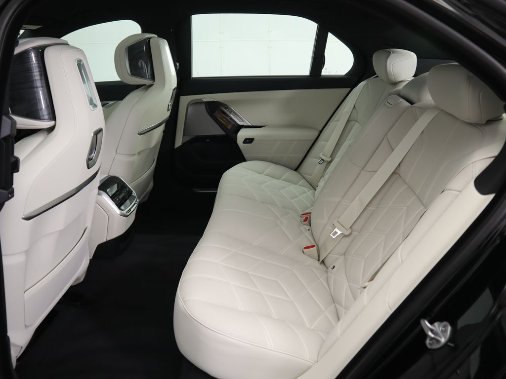 Thumbnail: 2025 BMW 7 Series - 22