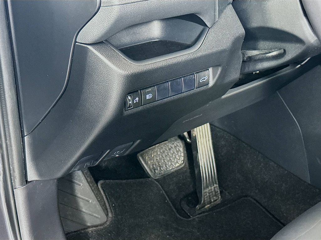 Thumbnail: 2020 Toyota RAV4 - 10