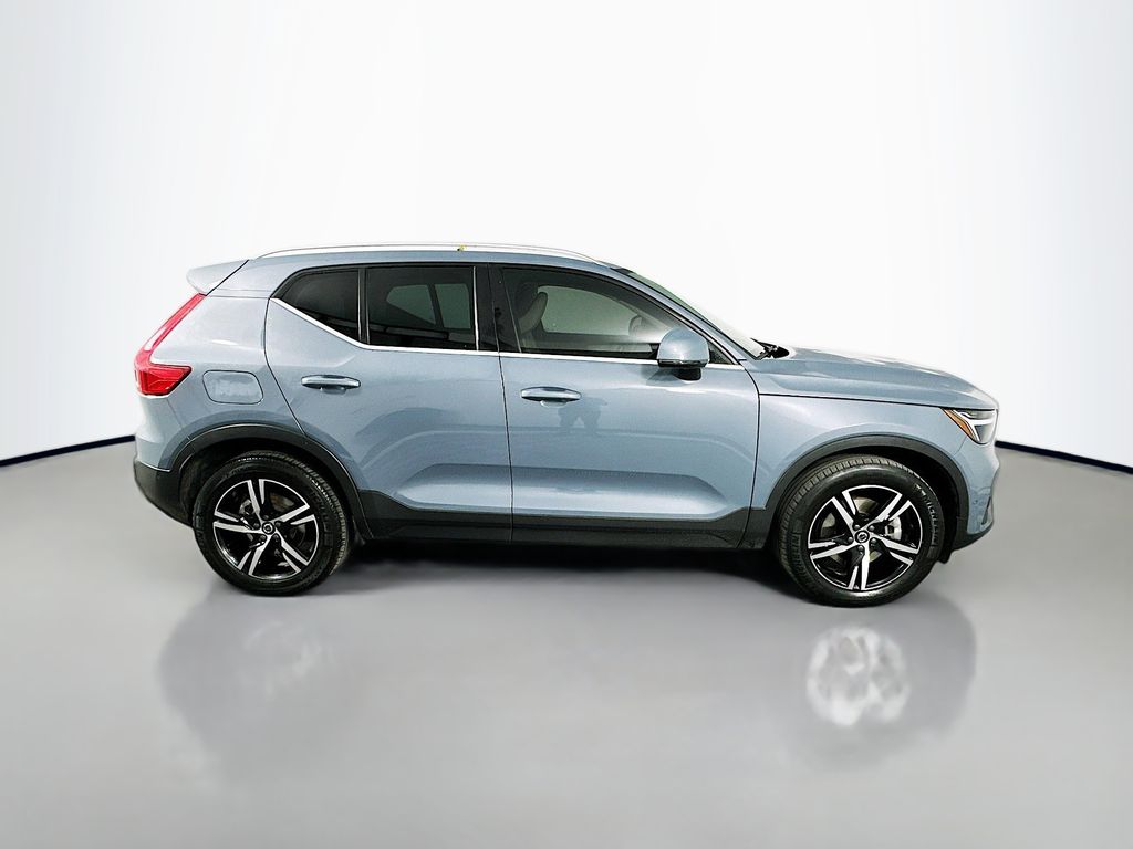 Thumbnail: 2023 Volvo XC40 - 4