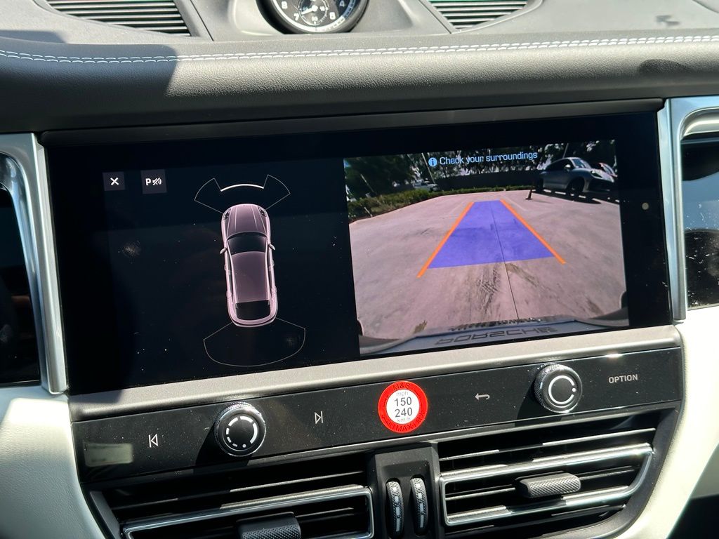 2025 Porsche Macan  25