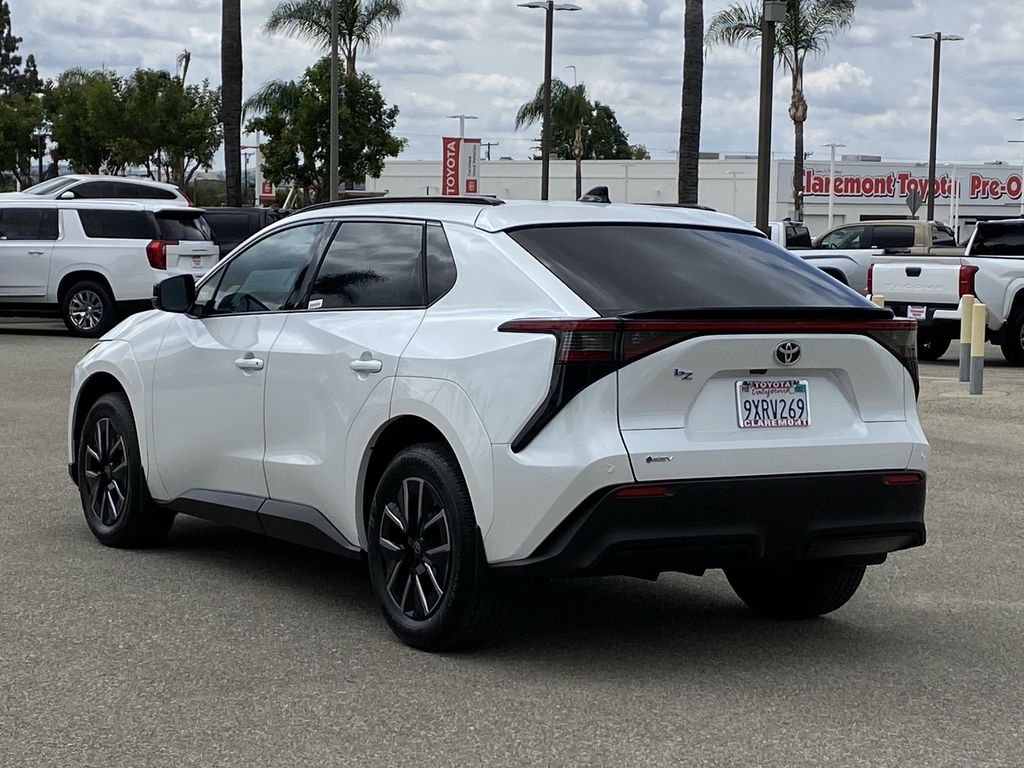 View vehicle photo 4