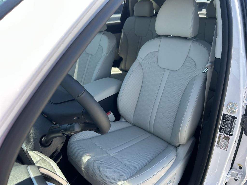 Used 2026 White Kia X-Line EX image 17