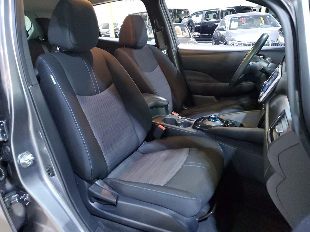 2021 Nissan LEAF SV photo