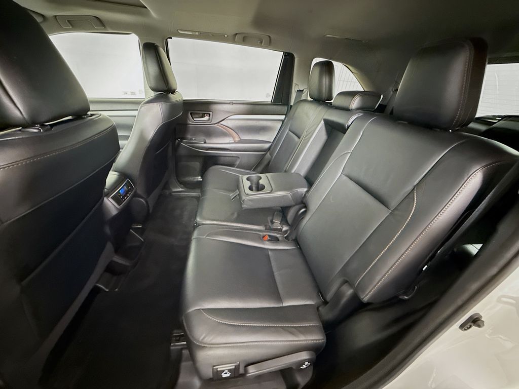 Thumbnail: 2018 Toyota Highlander - 25