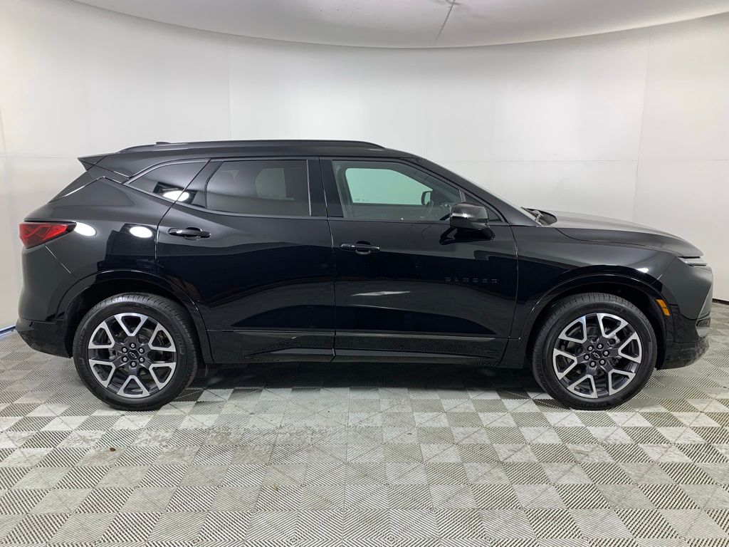 2025 Chevrolet Blazer RS photo 2