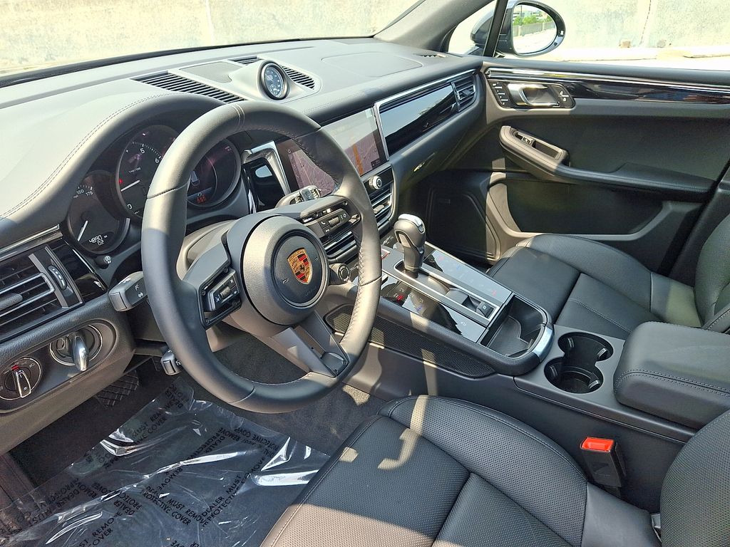 Thumbnail: 2026 Porsche Macan - 4