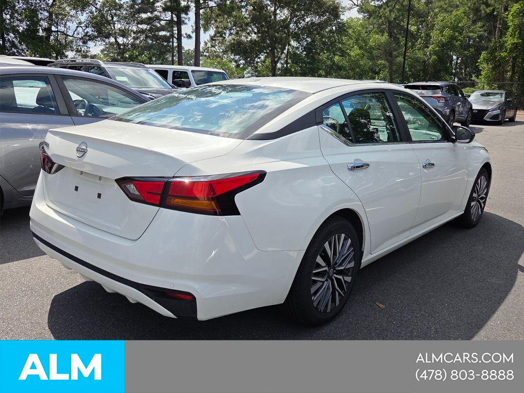 Used 2025 White Nissan 2.5 SV image 5