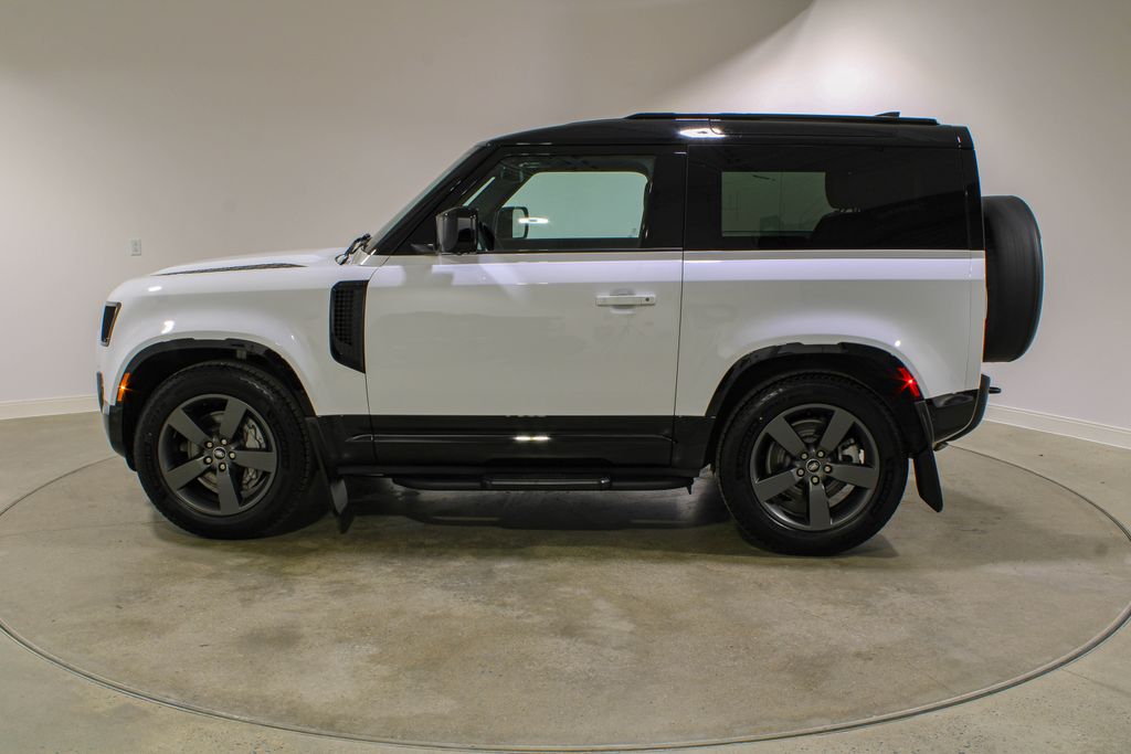 Certified Used 2025  Land Rover X-Dynamic SE image 2