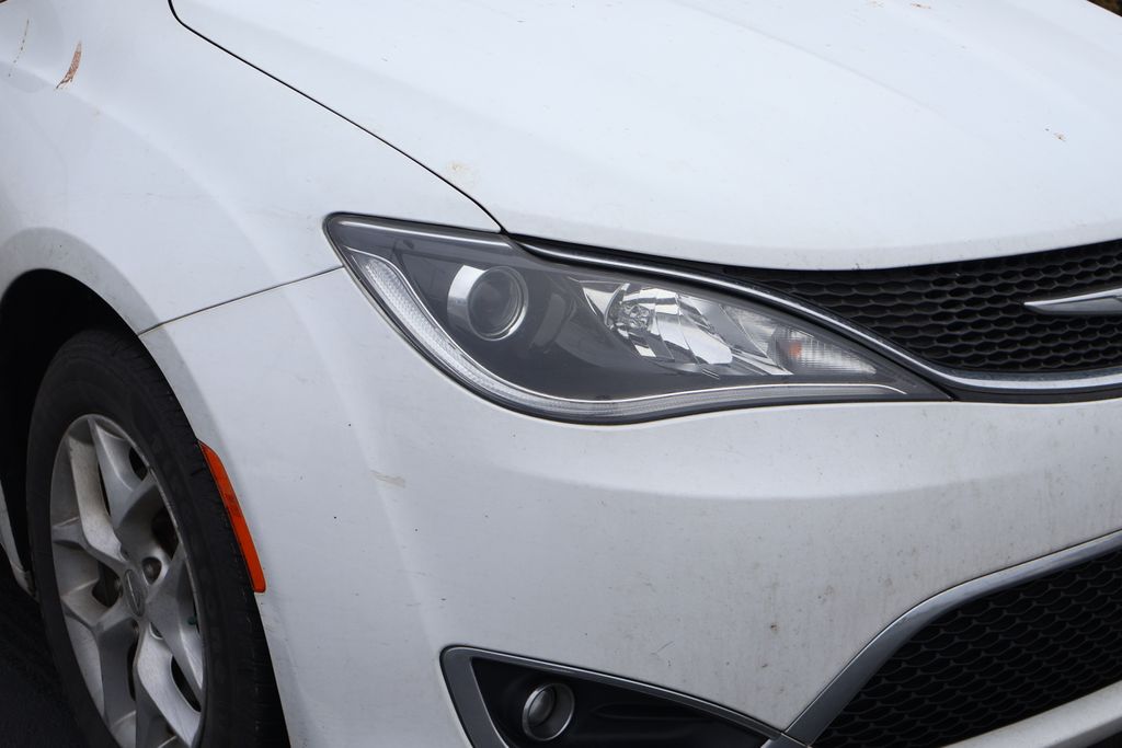 Thumbnail: 2017 Chrysler Pacifica - 4