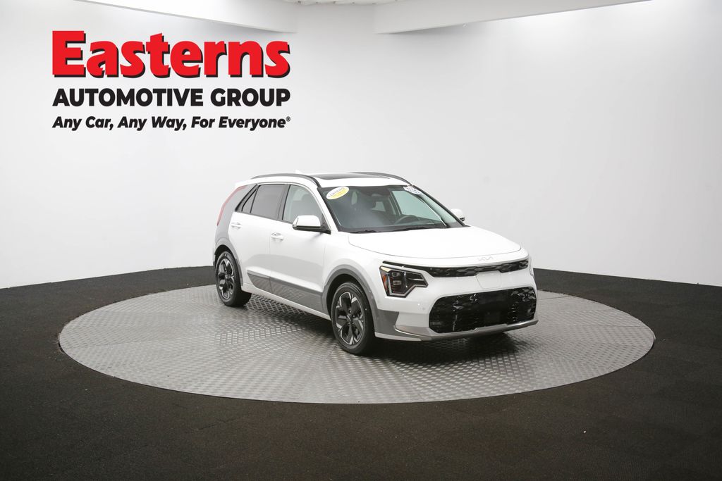 Used 2023 White Kia Wave image 52
