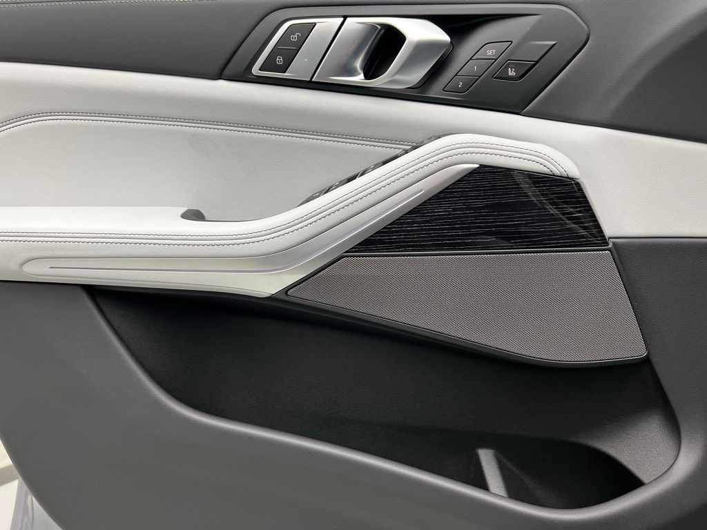 Thumbnail: 2026 BMW X5 - 21