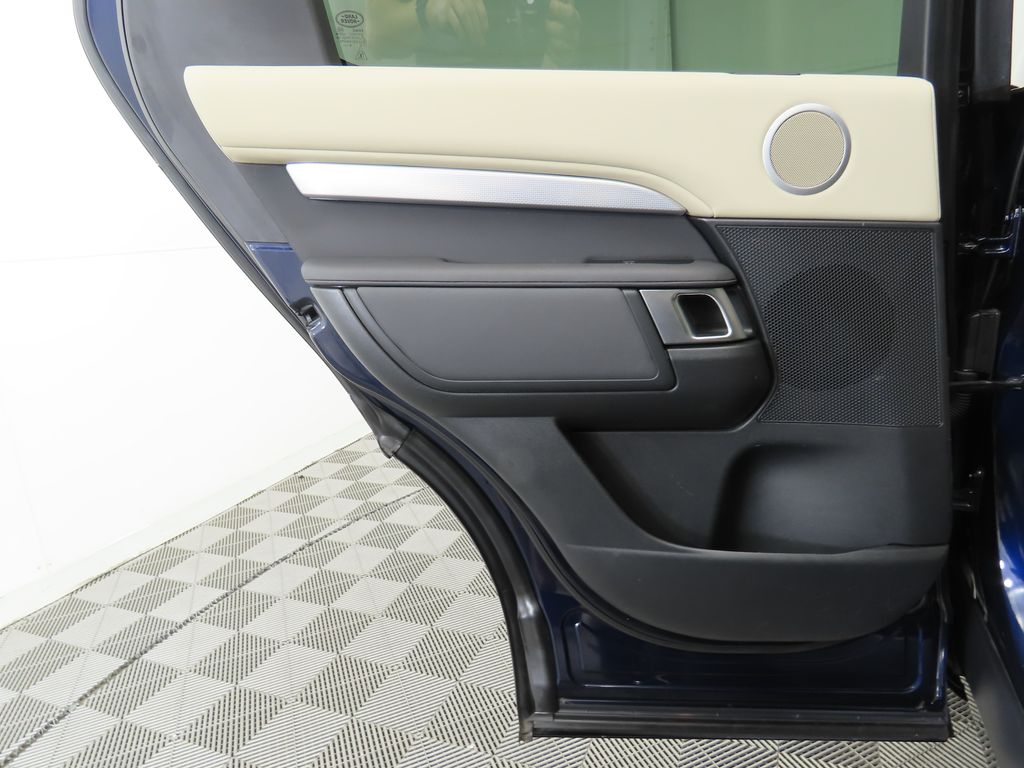 2020 Land Rover Discovery Landmark Edition 27