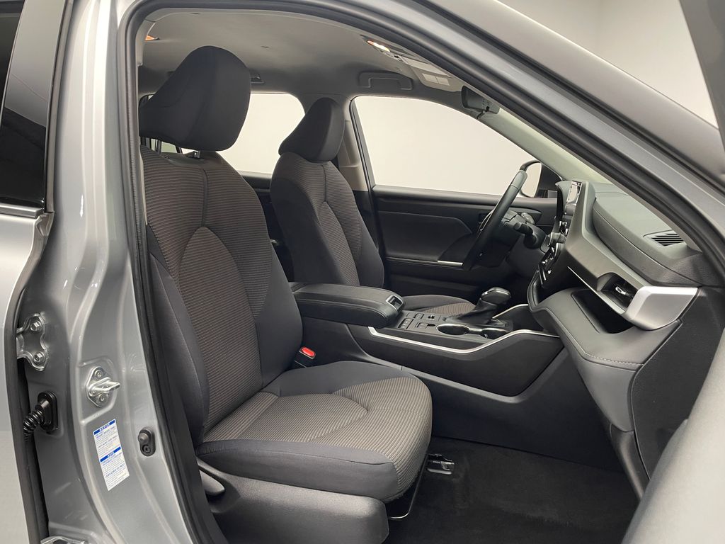 2022 Toyota Highlander LE 18