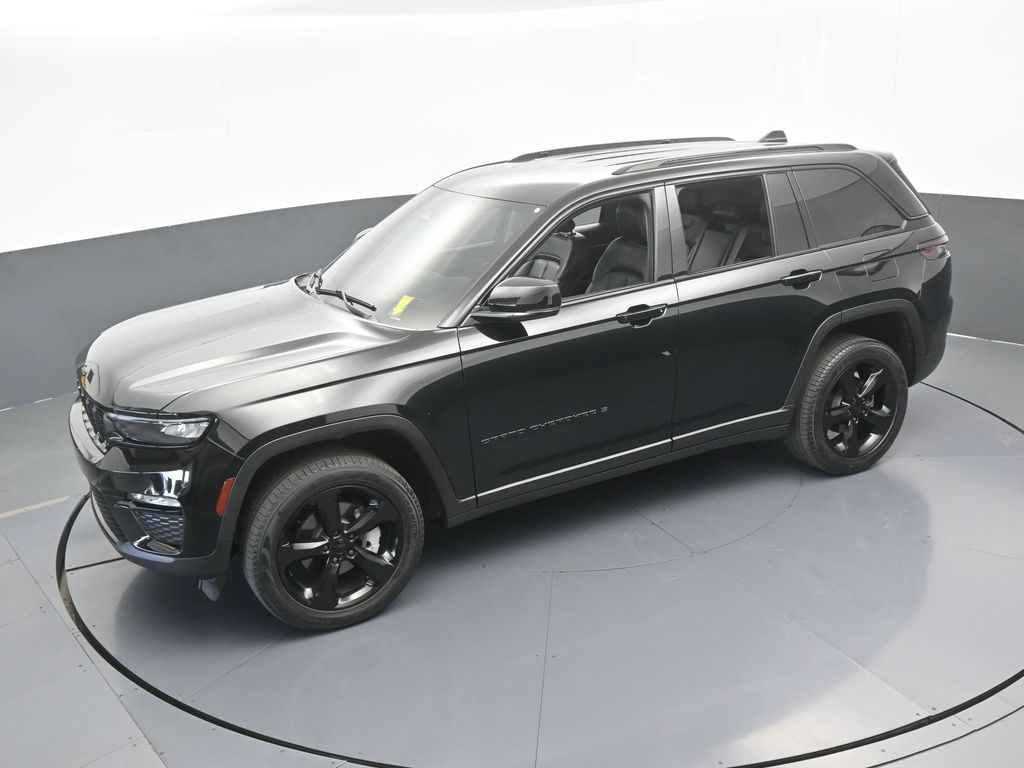 Used 2023 Diamond Black Crystal Pearlcoat Jeep Limited image 50