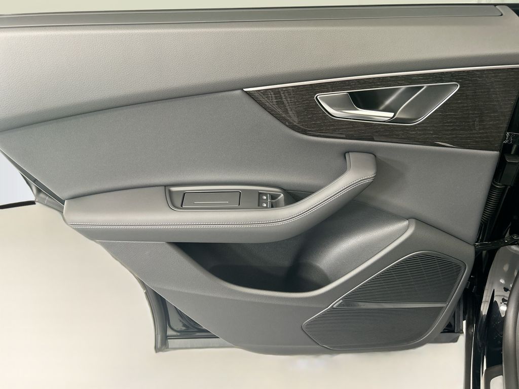 Thumbnail: 2026 Audi Q8 - 25