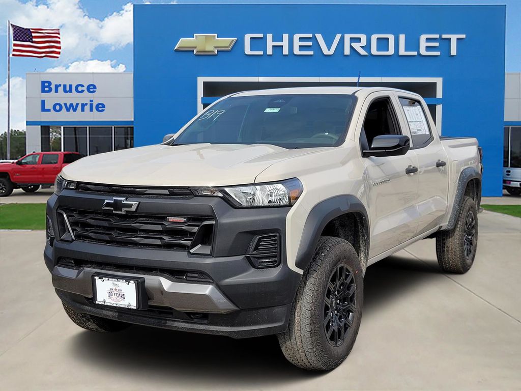 White 2026 Chevrolet Colorado Trail Boss Crew Cab 4WD Pickup Truck Four-Wheel Drive 8-Speed Automatic