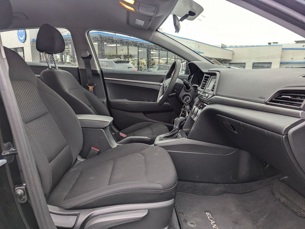 2019 Hyundai Elantra SE 32