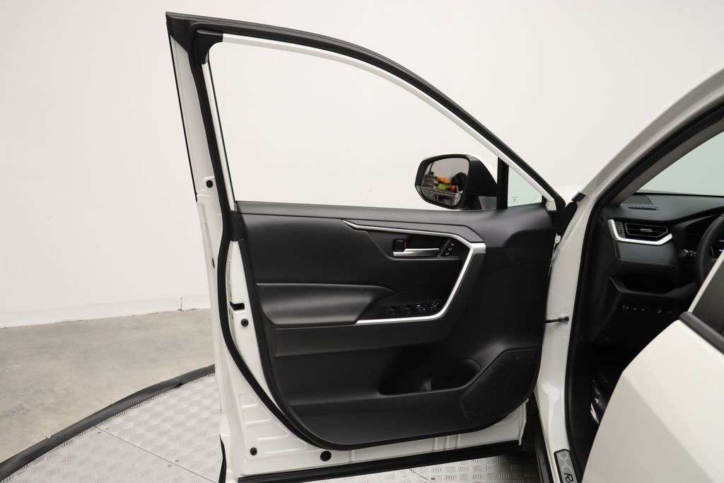 Thumbnail: 2021 Toyota RAV4 - 16