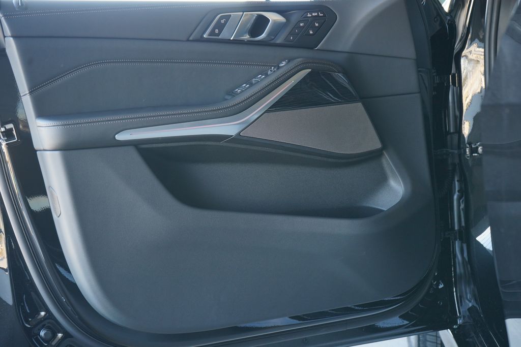 Thumbnail: 2026 BMW X7 - 10