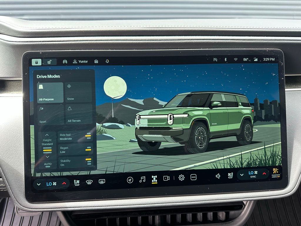 Thumbnail: 2025 Rivian R1S - 24