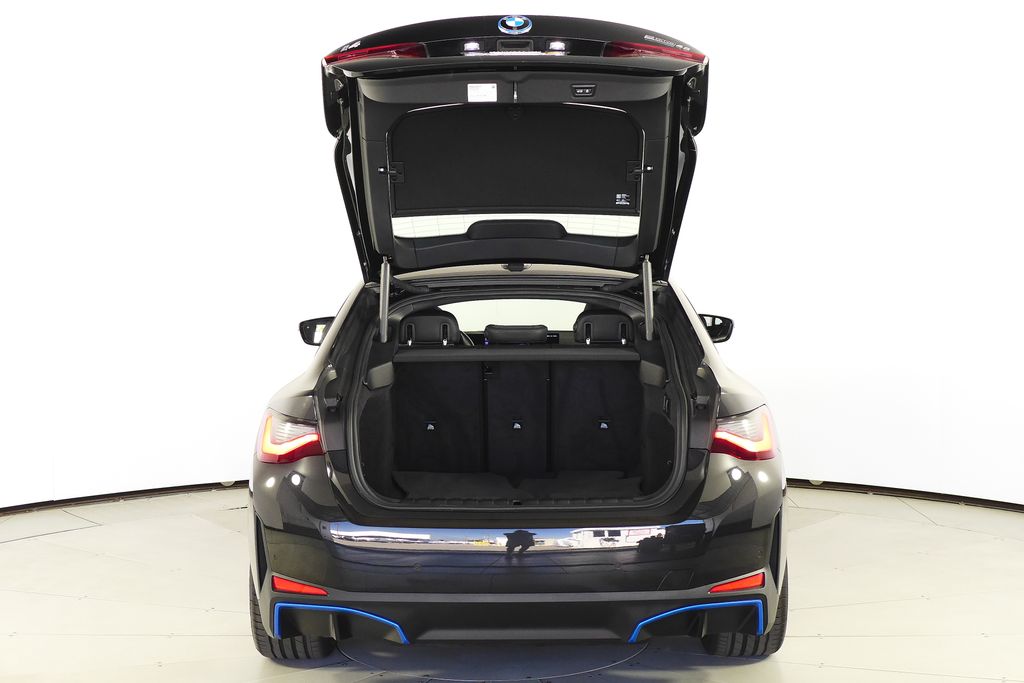 Thumbnail: 2022 BMW i4 - 10