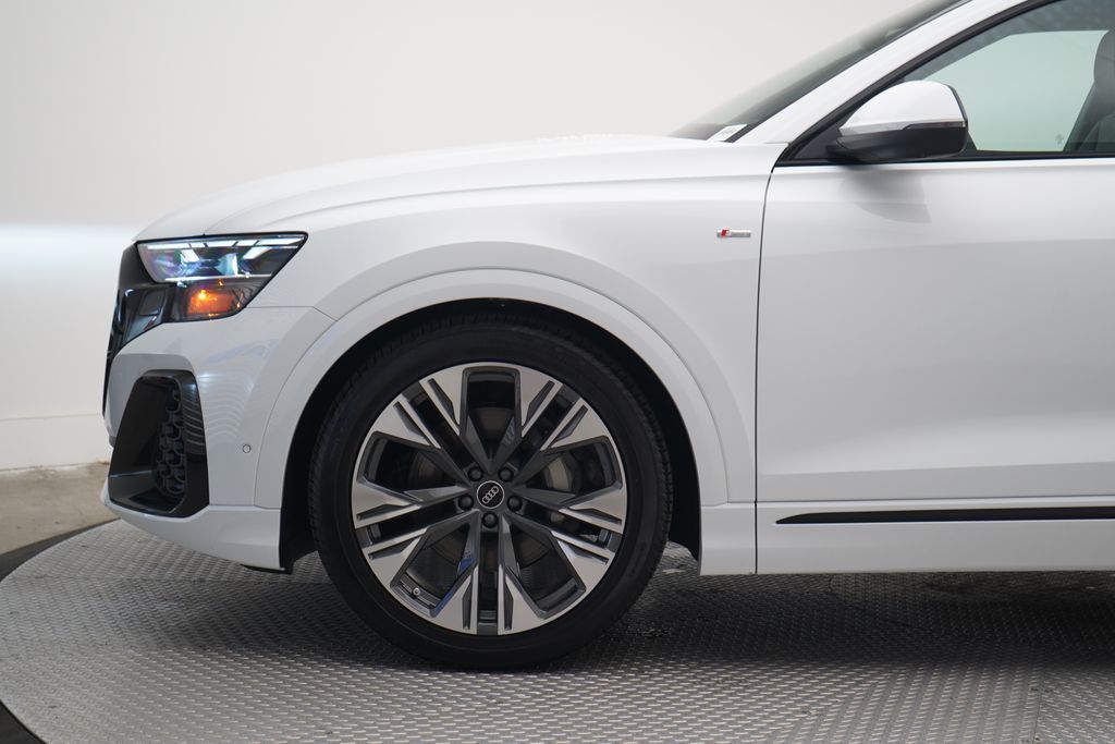 Thumbnail: 2026 Audi Q8 - 2