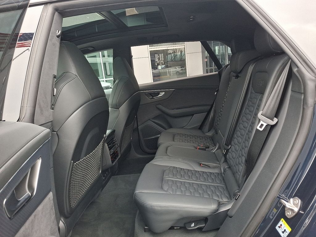 Thumbnail: 2026 Audi RS Q8 - 10