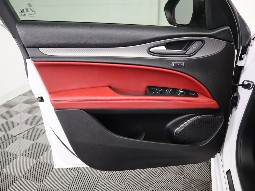 Thumbnail: 2021 Alfa Romeo Stelvio - 25