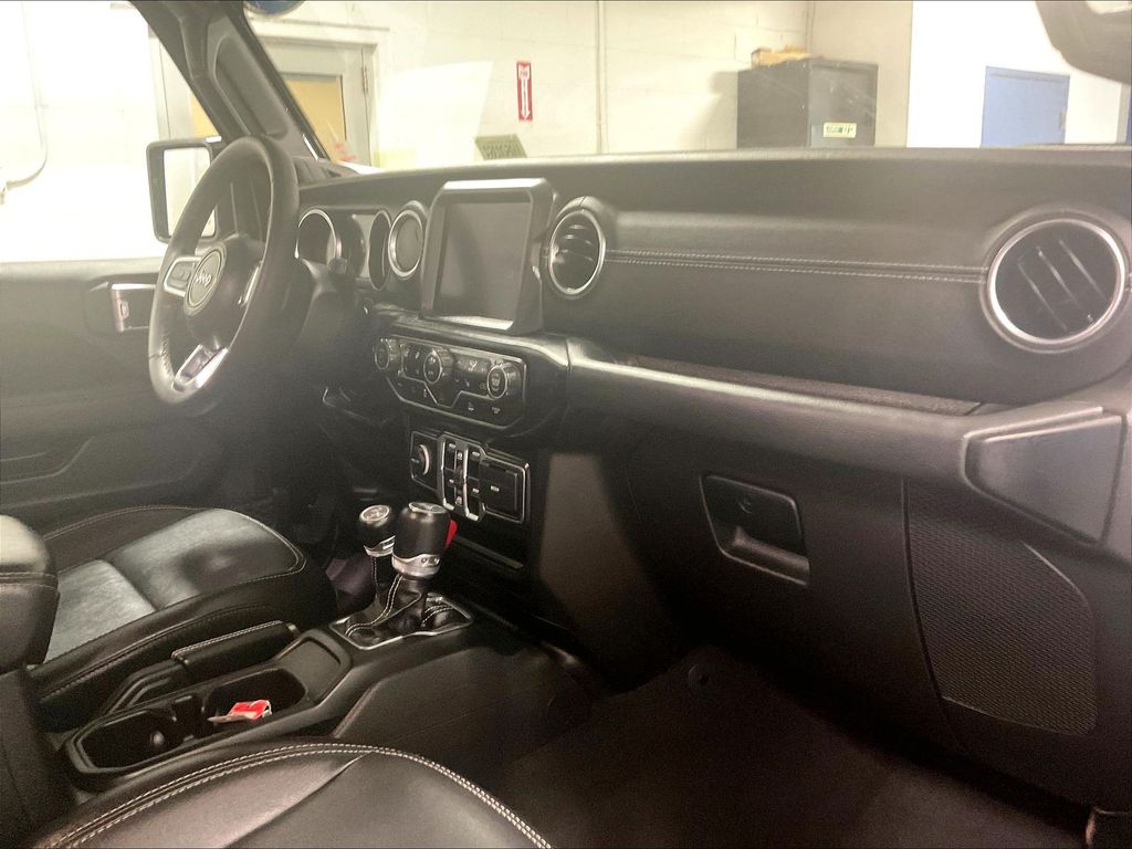 2023 Jeep Wrangler — photo 14