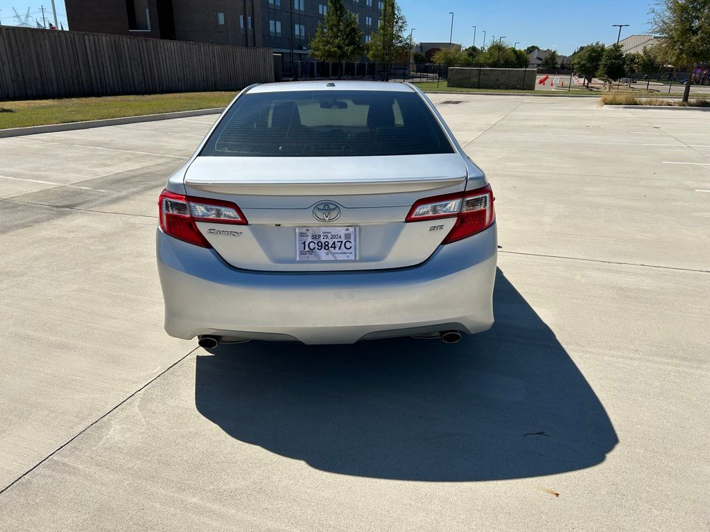 2014 Toyota Camry SE 22