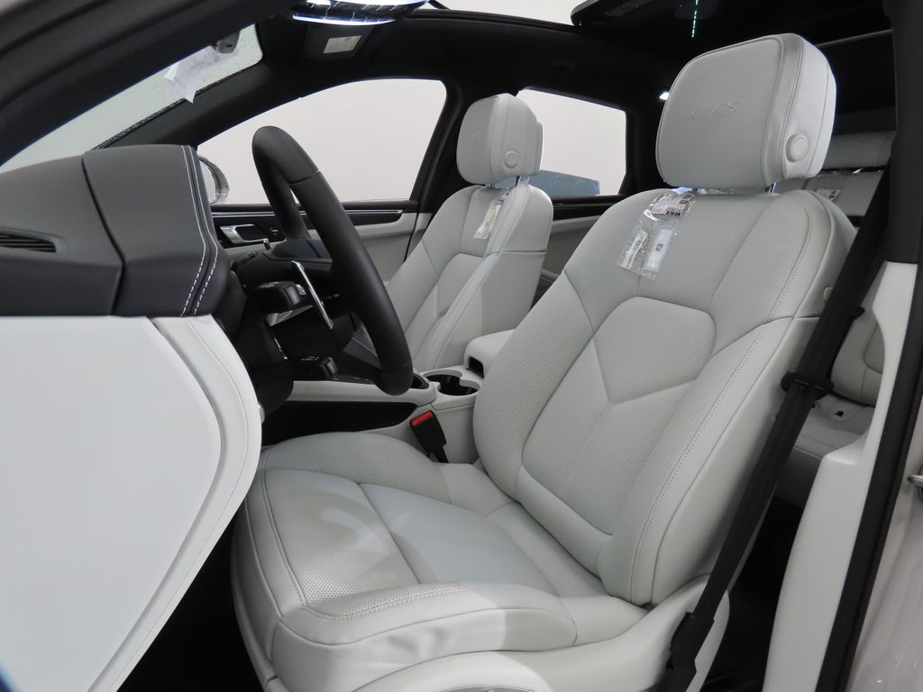 Thumbnail: 2026 Porsche Macan - 5