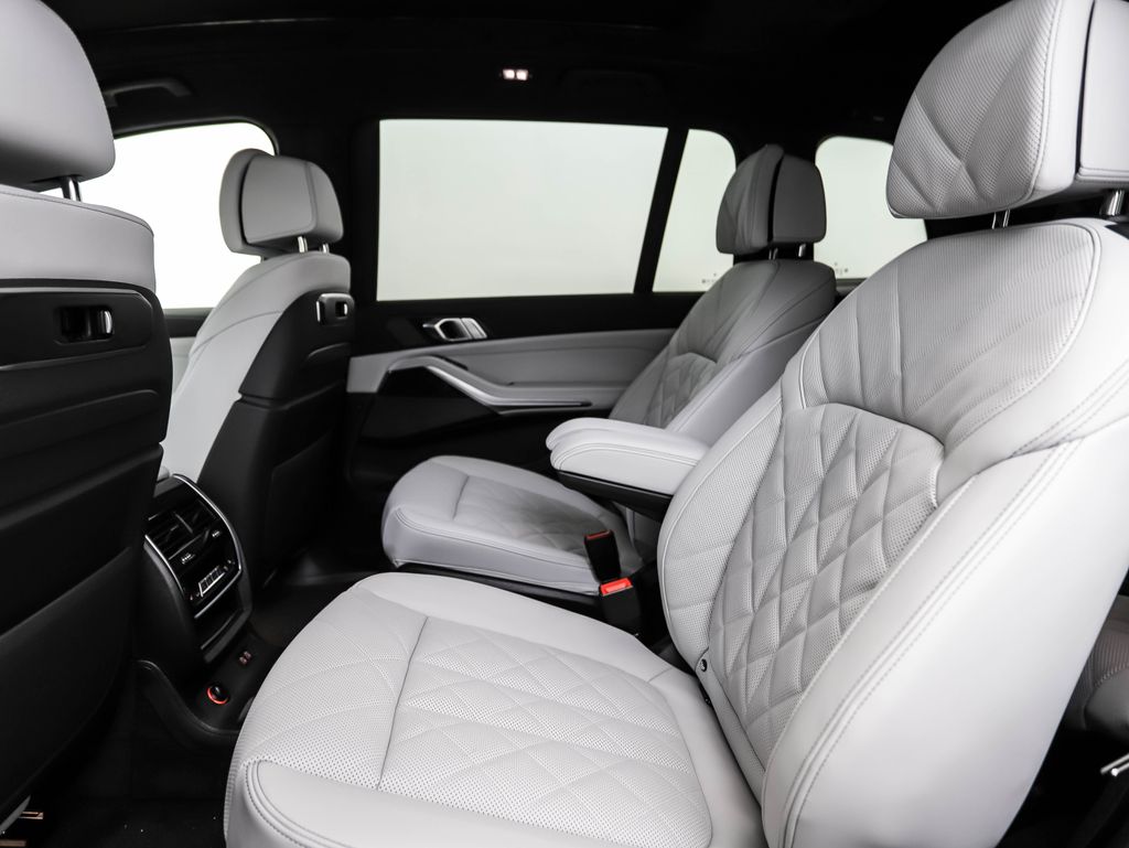 Thumbnail: 2026 BMW X7 - 21