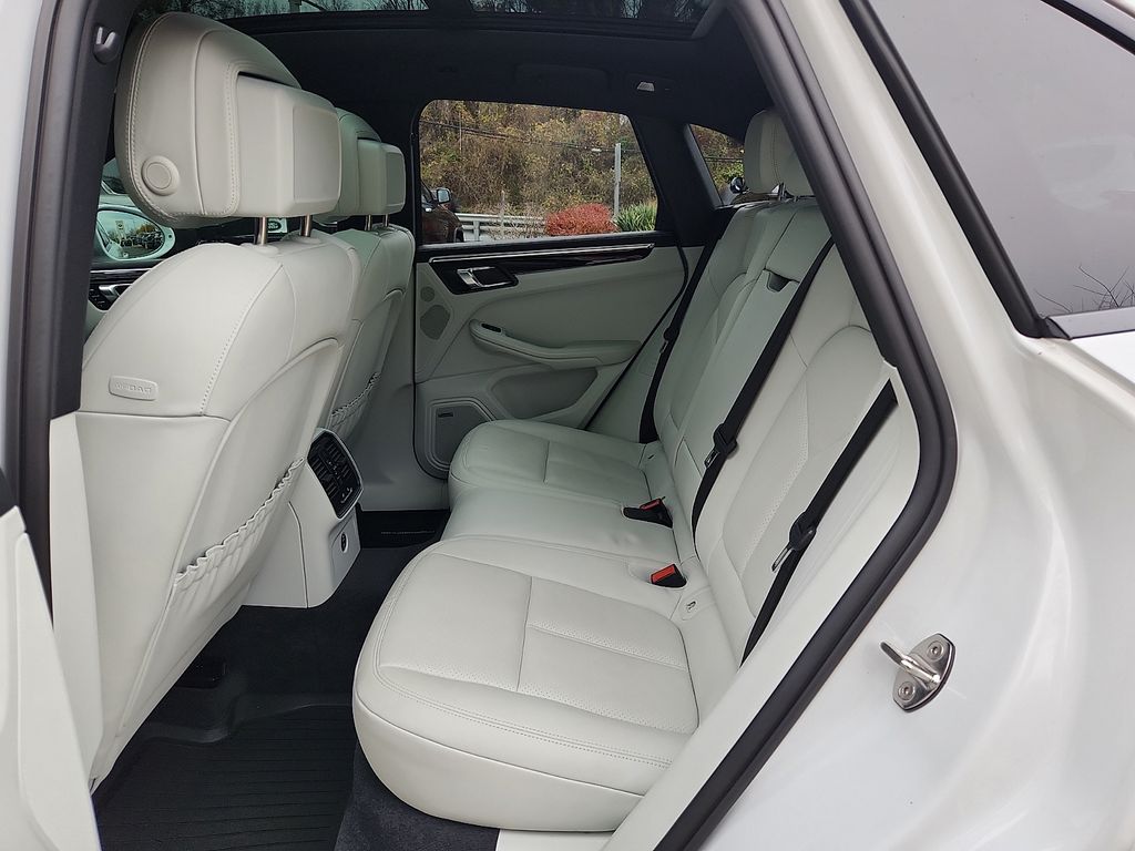 Thumbnail: 2022 Porsche Macan - 10